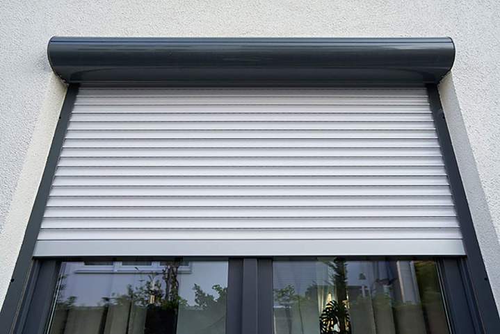 Installation de volets roulants et battants, manuels ou motorisés